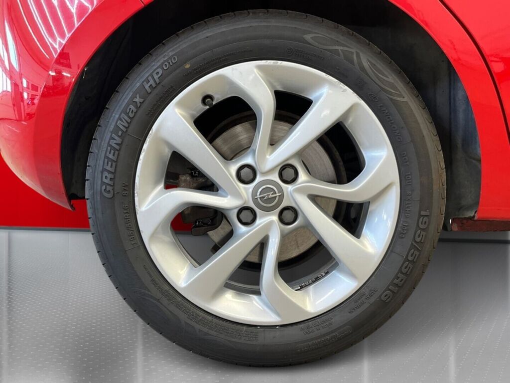 Opel Corsa 2015 Punainen