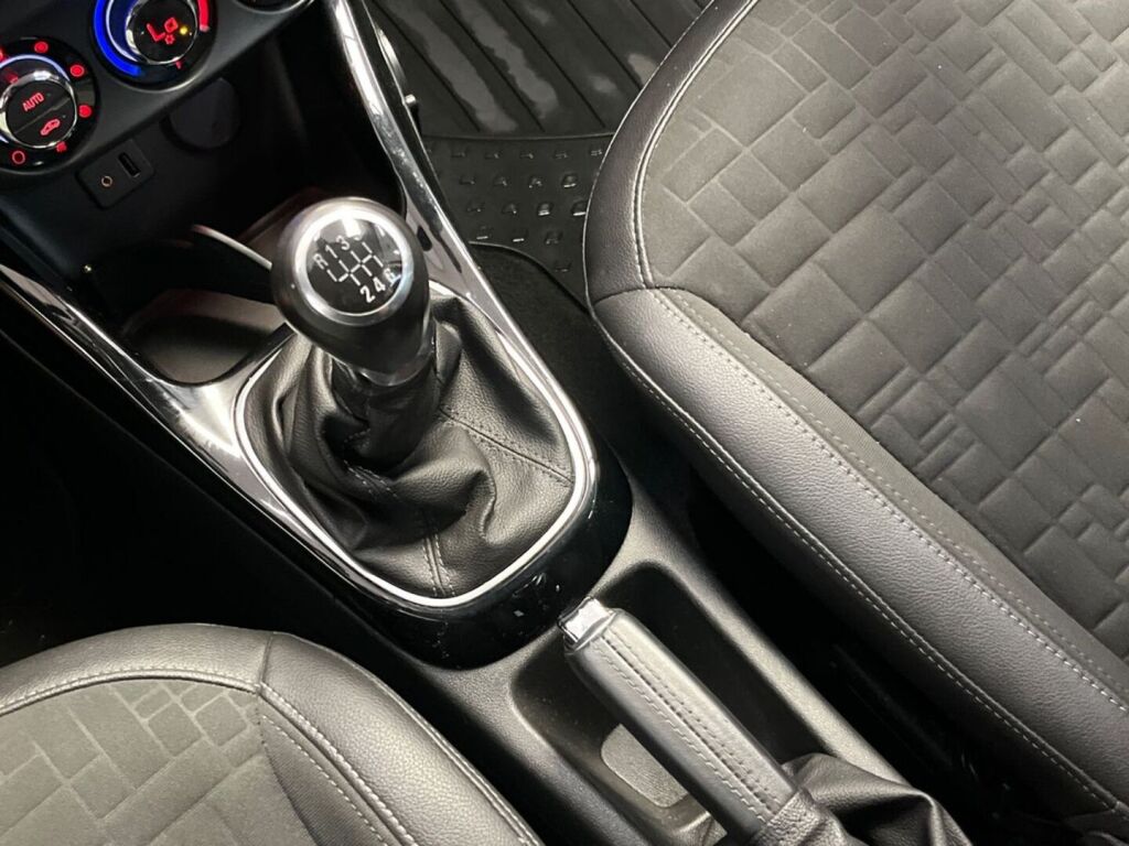 Opel Corsa 2015 Punainen