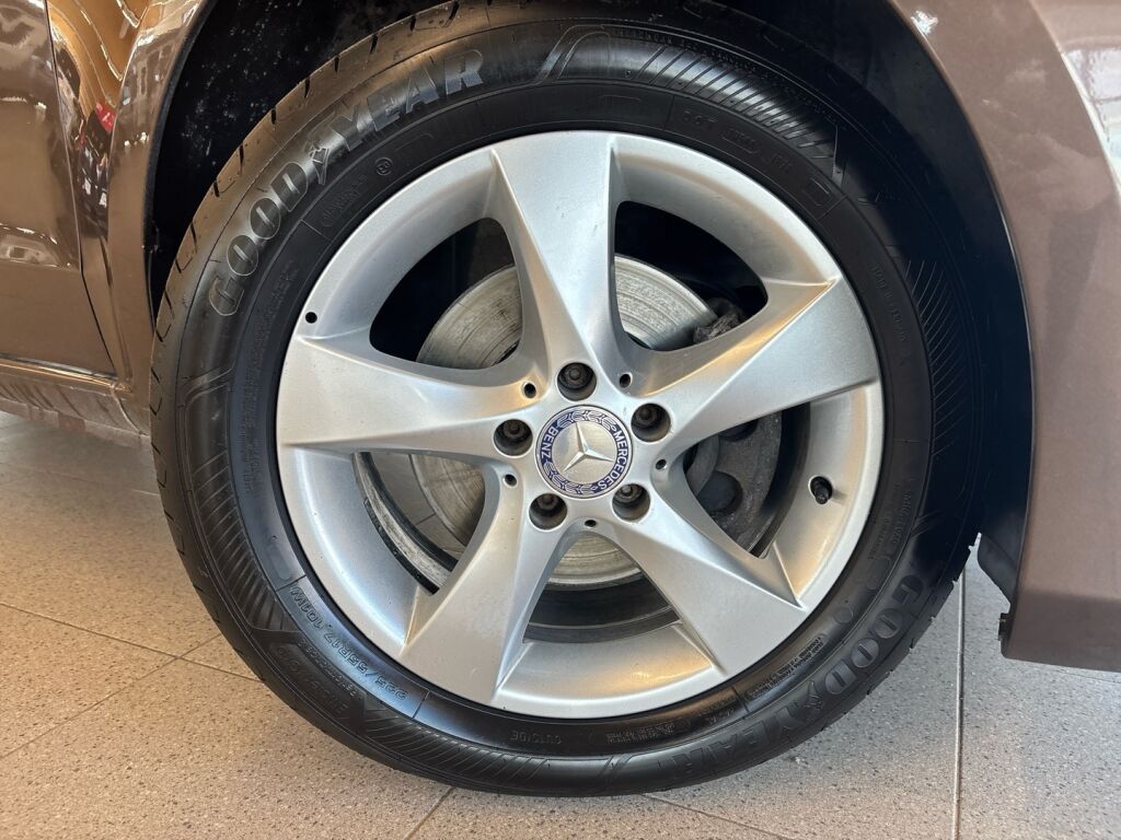 Mercedes-Benz Vito 2015 Ruskea (beige)