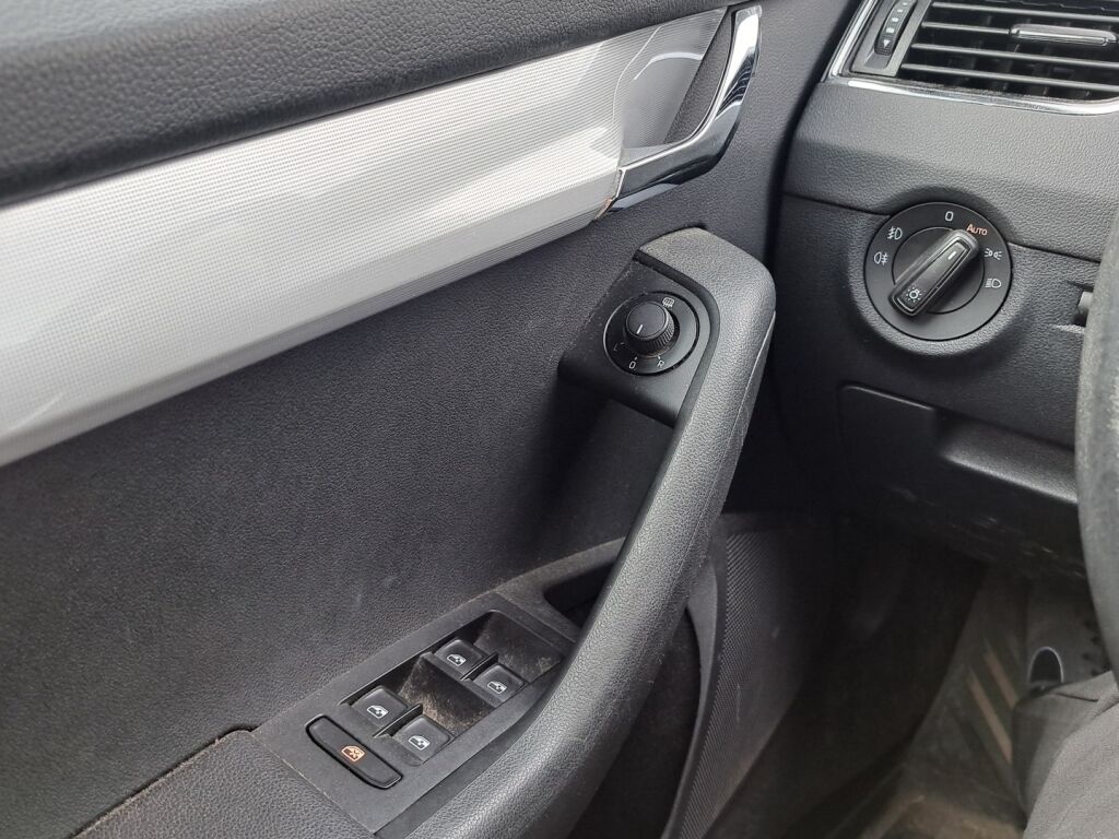 Skoda Octavia 2015 Musta