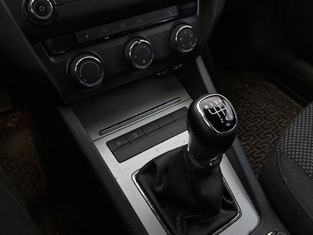 Skoda Octavia 2015 Musta