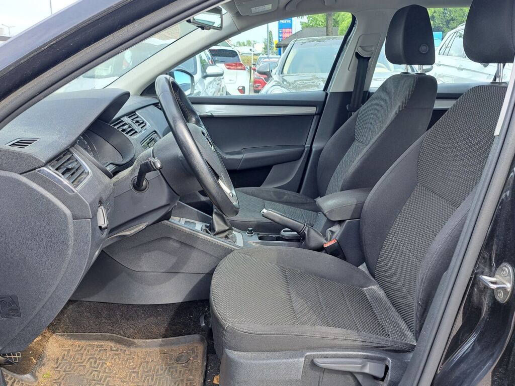 Skoda Octavia 2015 Musta