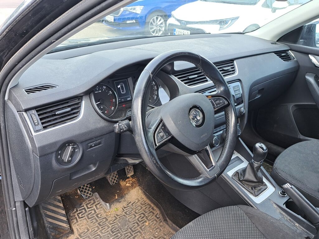 Skoda Octavia 2015 Musta