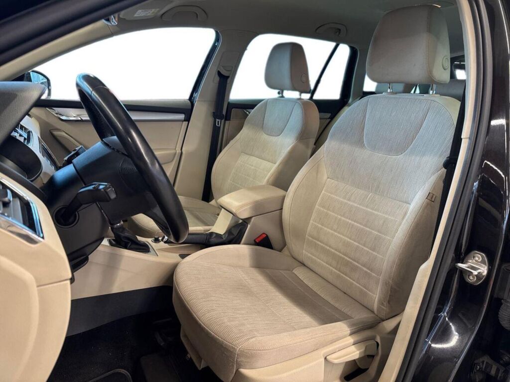 Skoda Octavia 2015 Musta