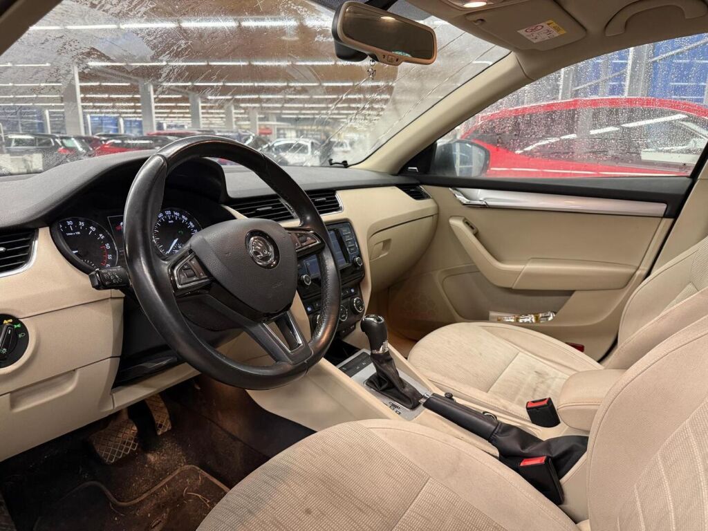 Skoda Octavia 2015 Musta