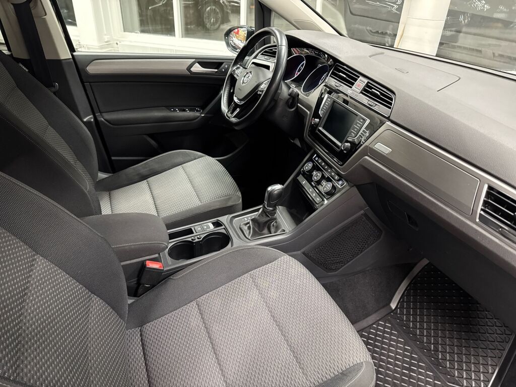 Volkswagen Touran 2016 Musta
