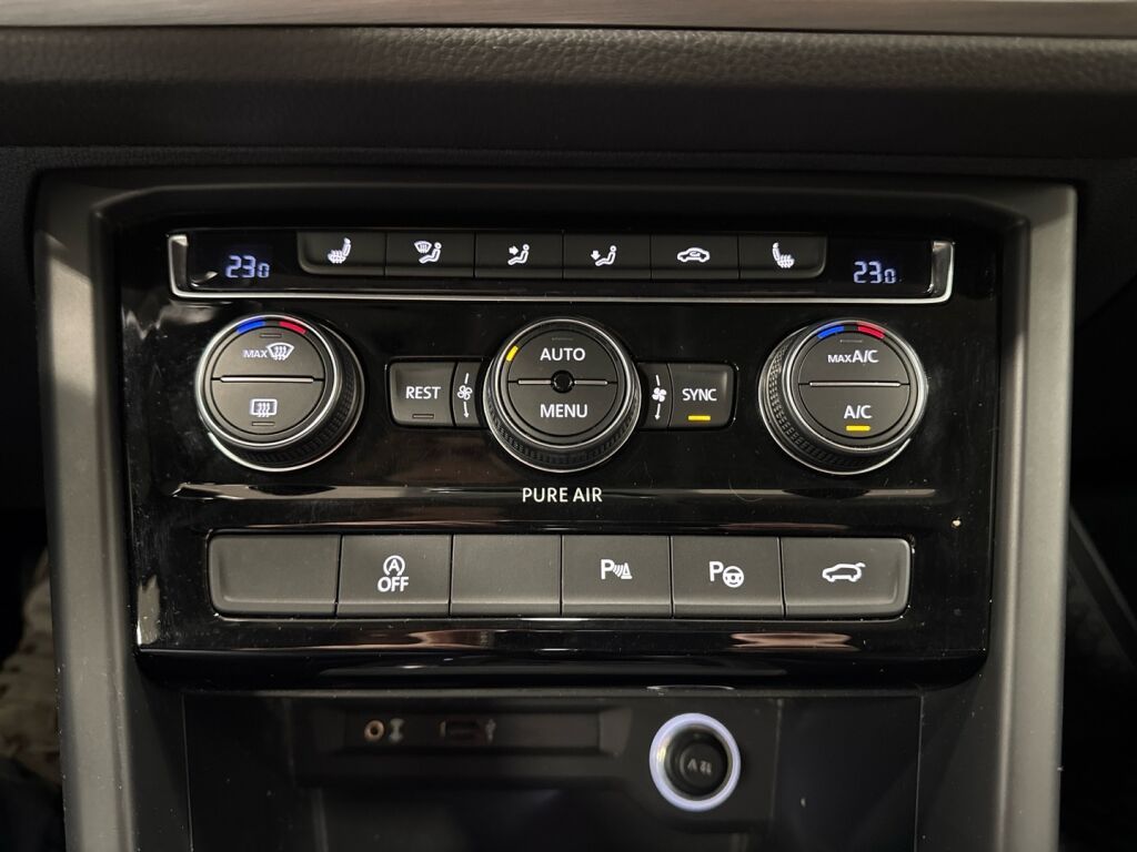 Volkswagen Touran 2016 Musta