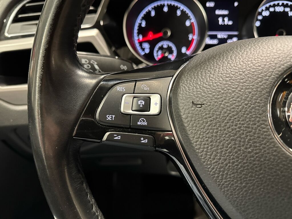 Volkswagen Touran 2016 Musta