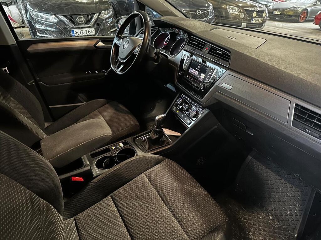 Volkswagen Touran 2016 Musta