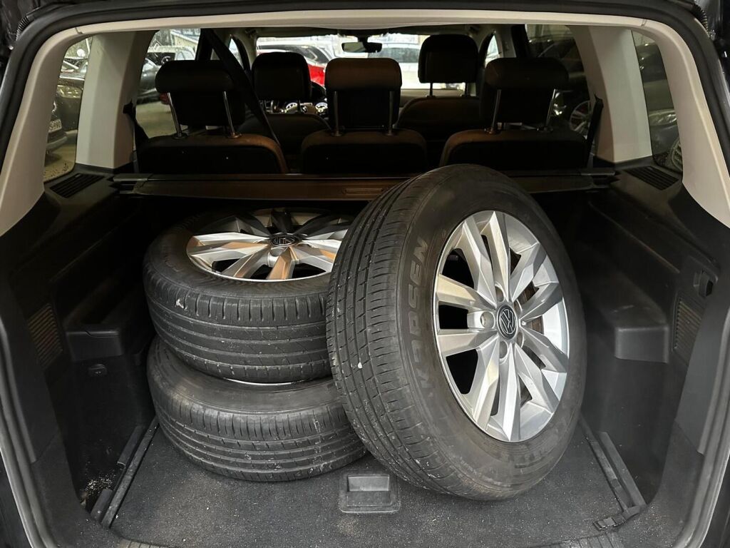 Volkswagen Touran 2016 Musta