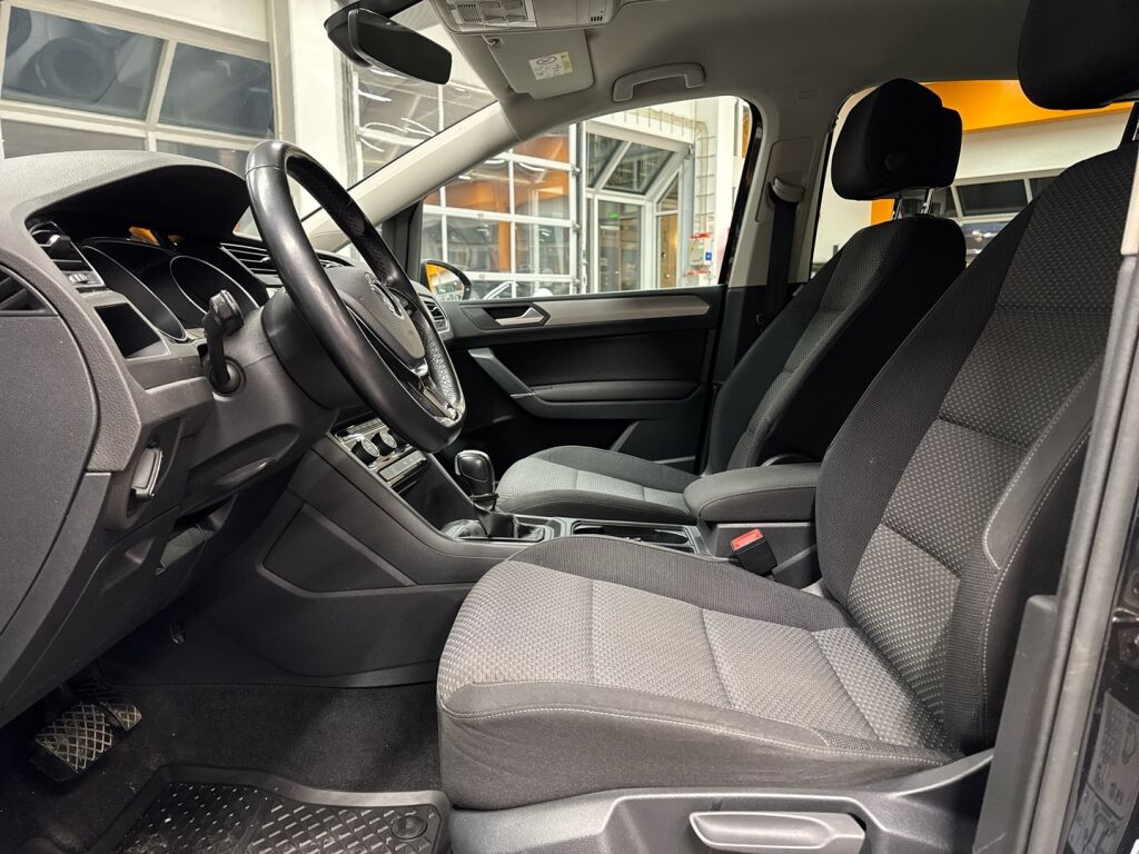 Volkswagen Touran 2016 Musta