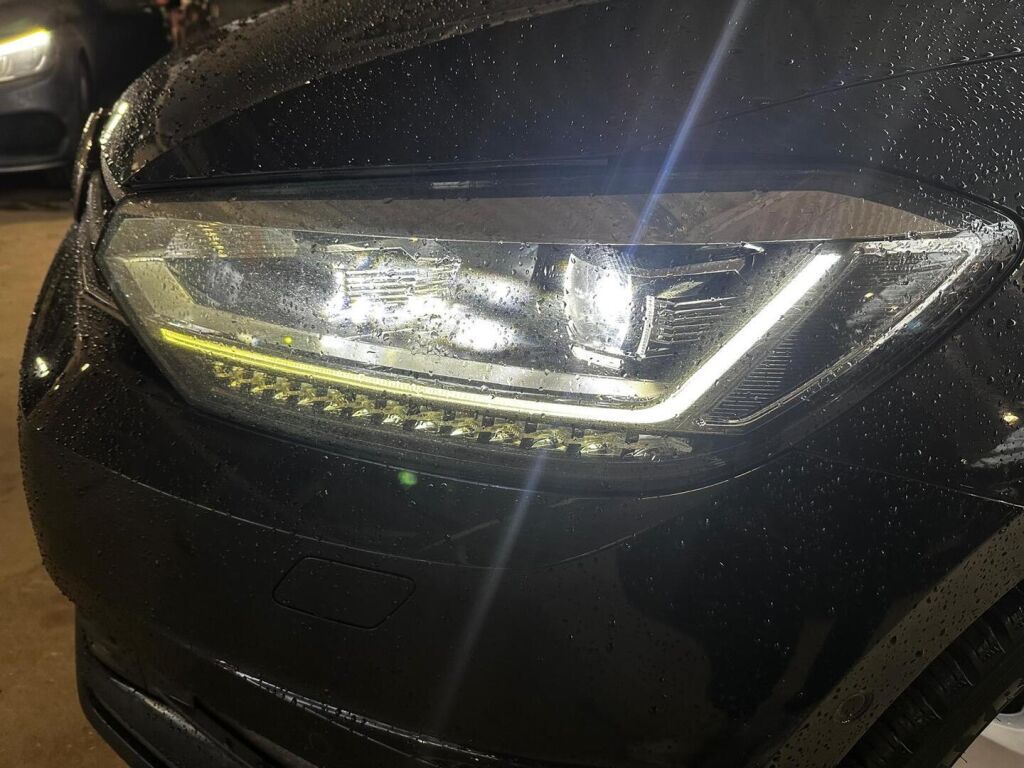 Volkswagen Touran 2016 Musta