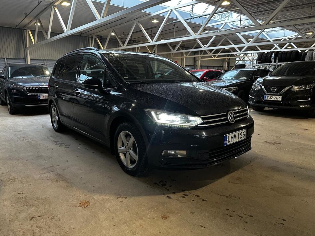 Volkswagen Touran 2016 Musta