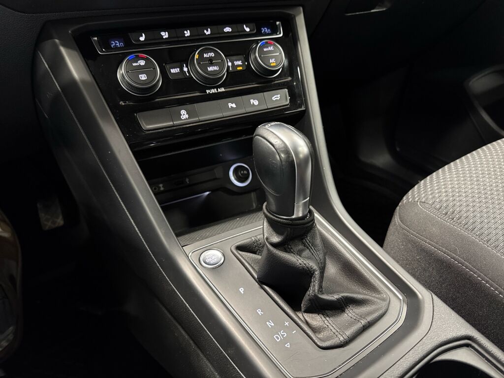 Volkswagen Touran 2016 Musta