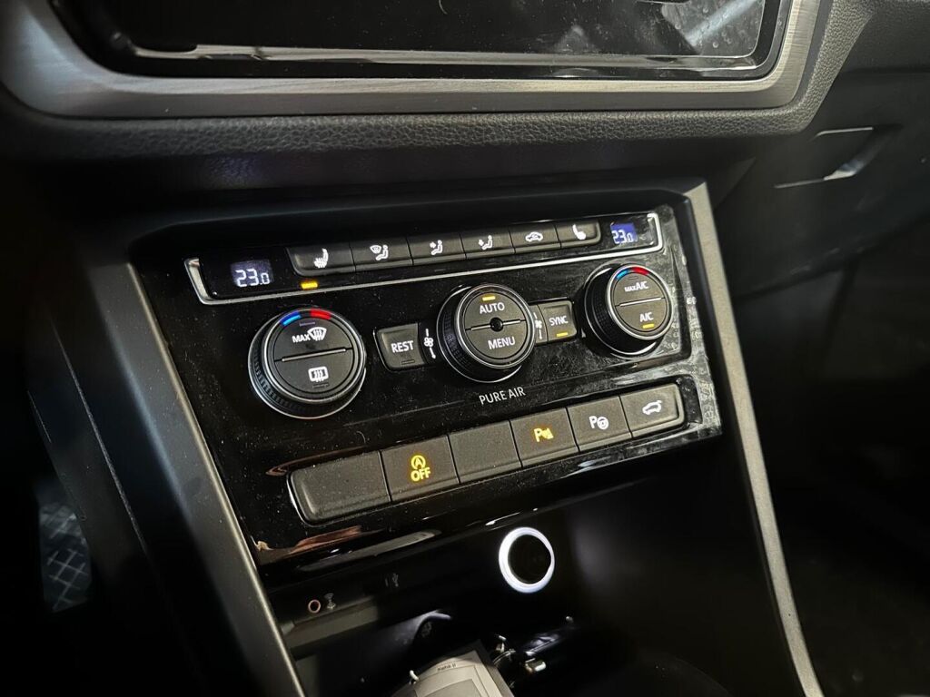 Volkswagen Touran 2016 Musta