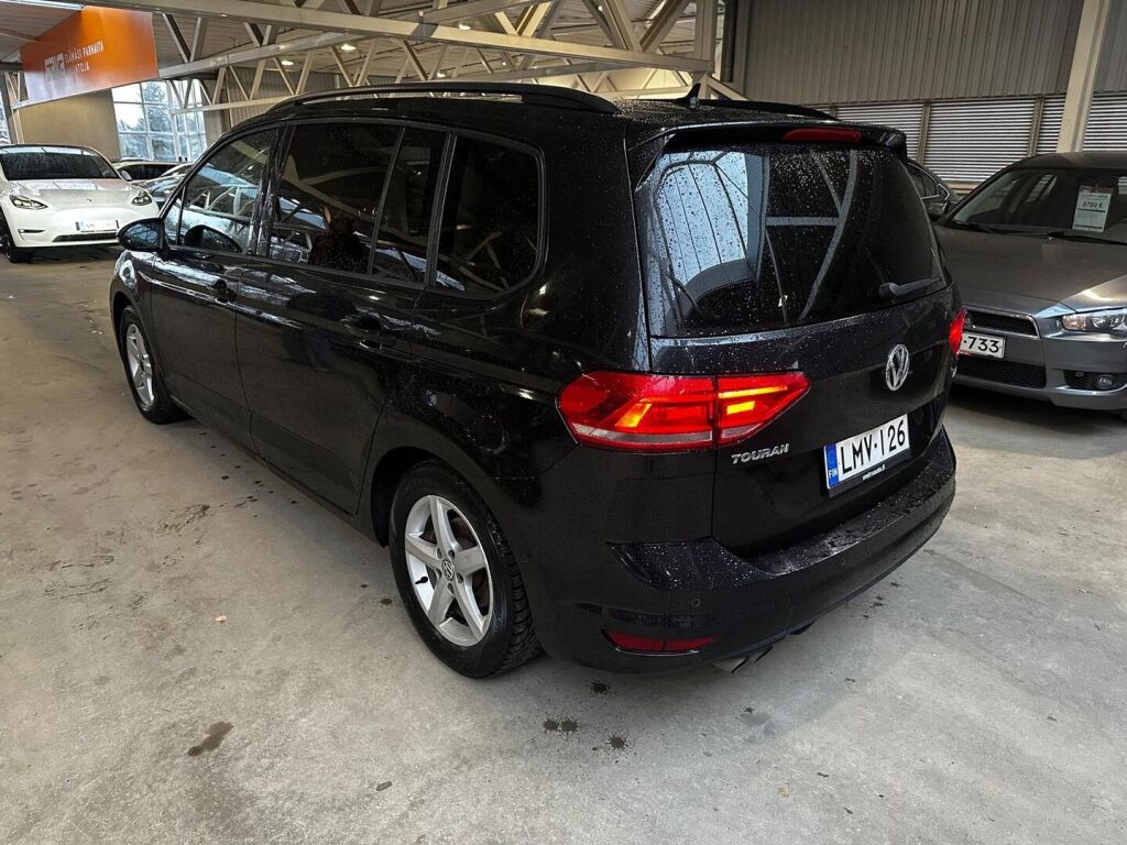 Volkswagen Touran 2016 Musta