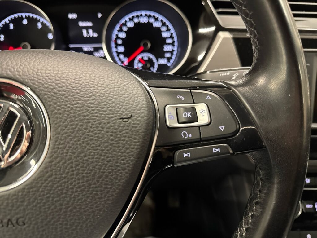 Volkswagen Touran 2016 Musta