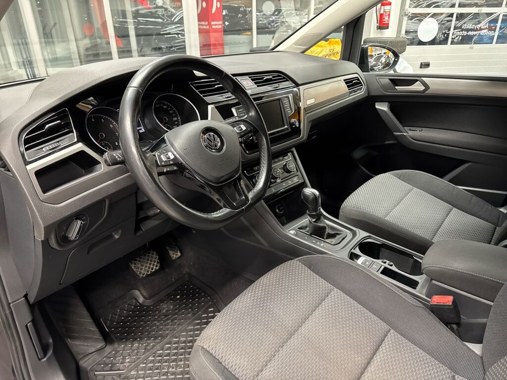 Volkswagen Touran 2016 Musta