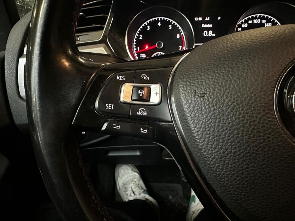 Volkswagen Touran 2016 Musta