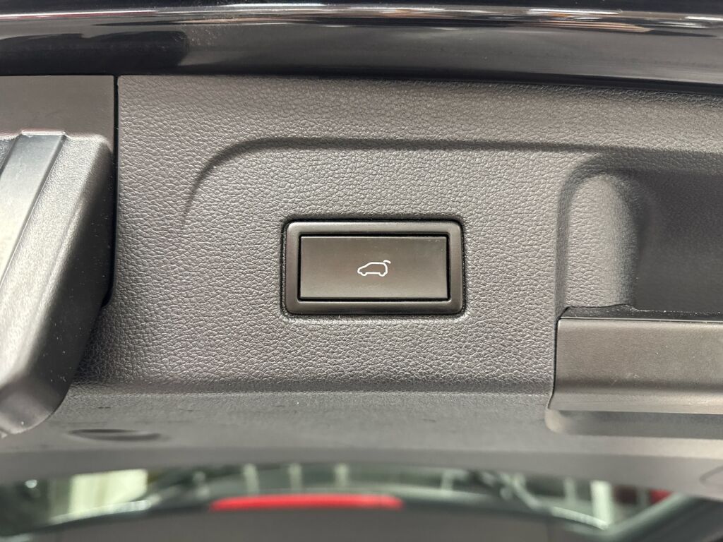 Volkswagen Touran 2016 Musta