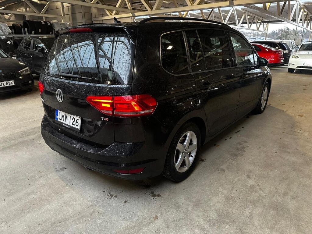 Volkswagen Touran 2016 Musta