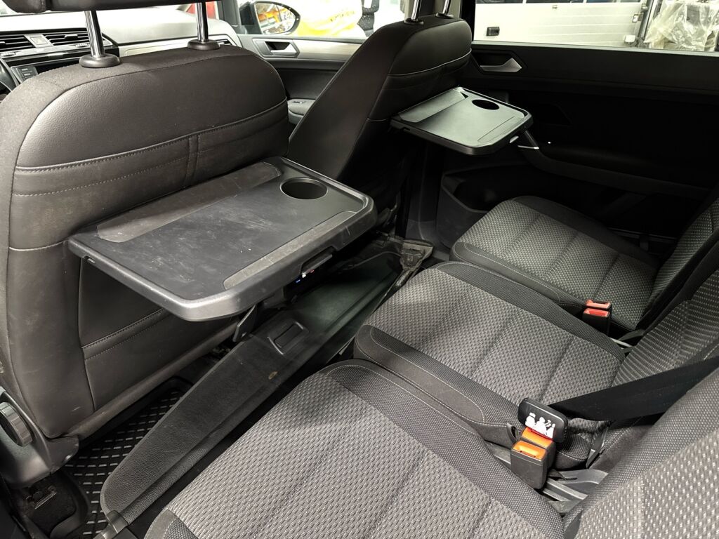 Volkswagen Touran 2016 Musta