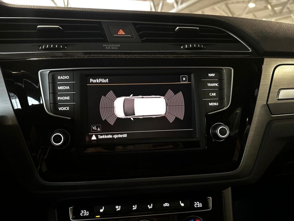 Volkswagen Touran 2016 Musta