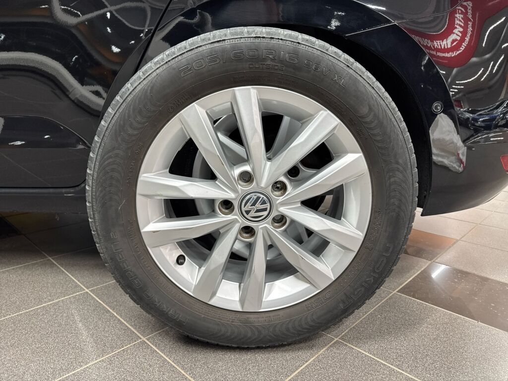 Volkswagen Touran 2016 Musta