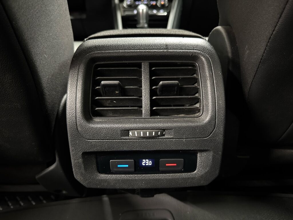 Volkswagen Touran 2016 Musta