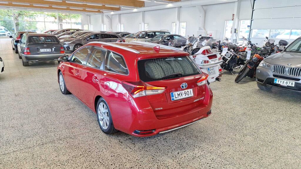 Toyota Auris 2016 Punainen