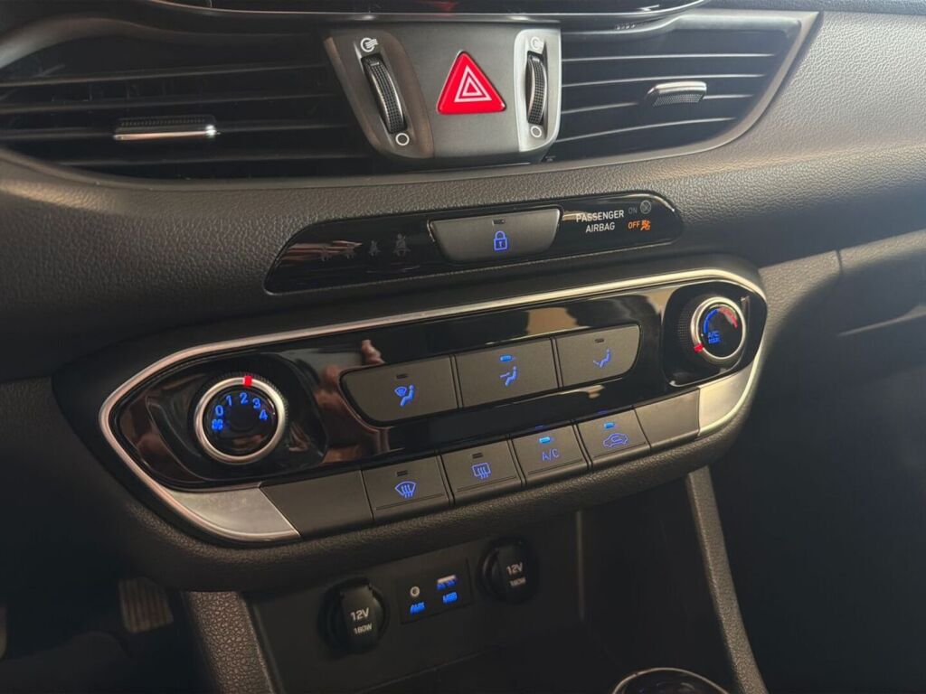 Hyundai i30 Hatchback 2019 Punainen