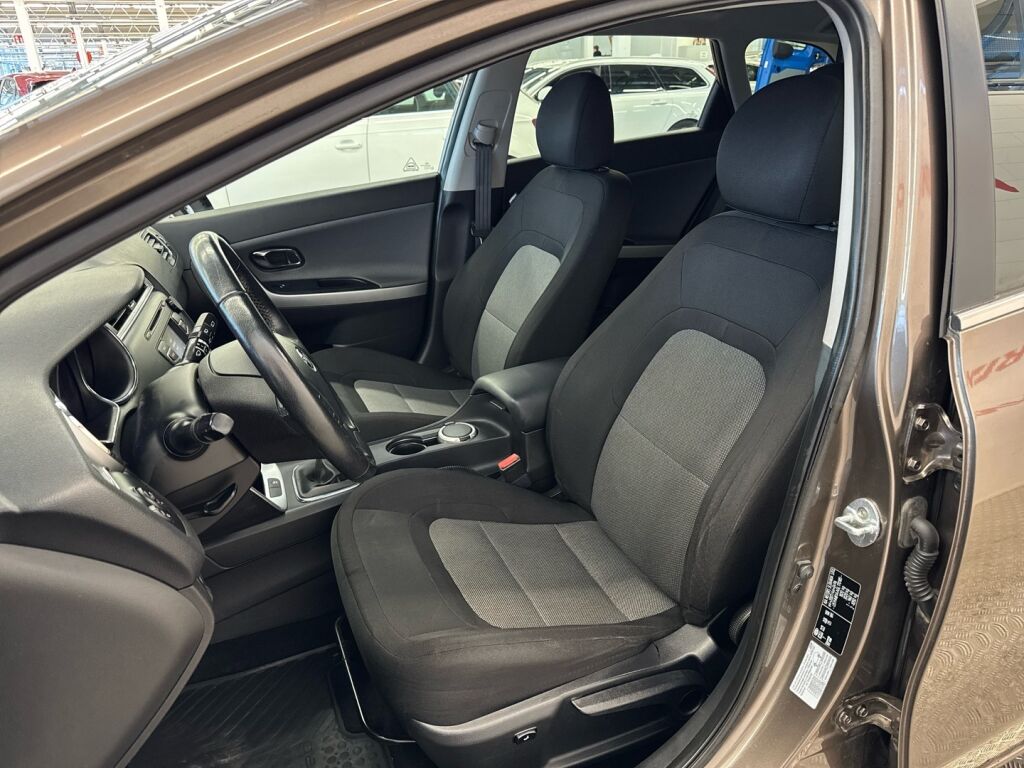 Kia Ceed 2016 Ruskea (beige)