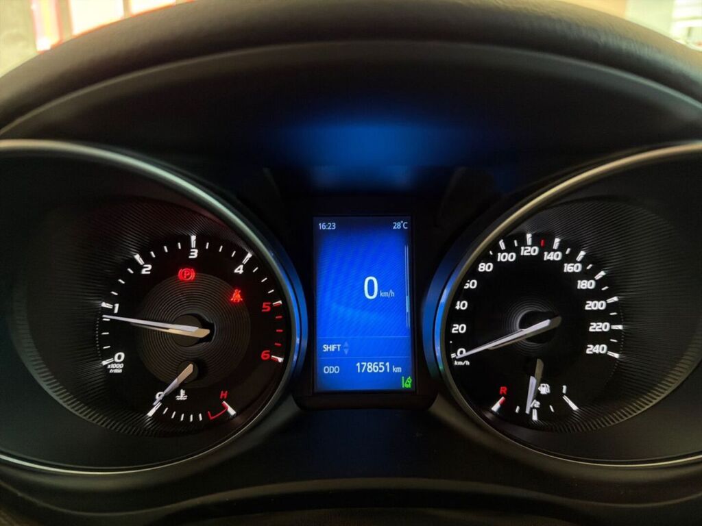 Toyota Avensis 2016 Harmaa