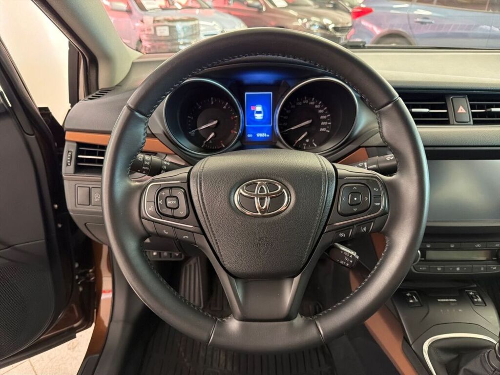 Toyota Avensis 2016 Harmaa