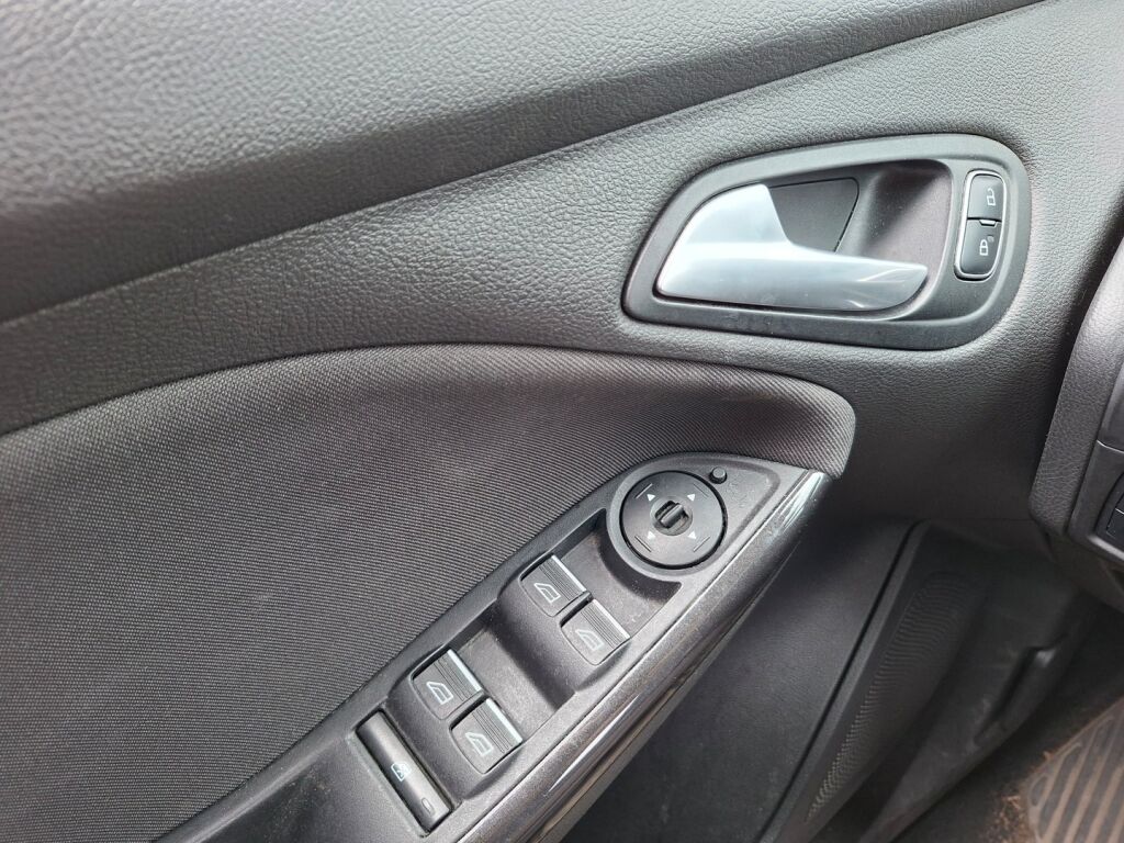 Ford Focus 2016 Musta