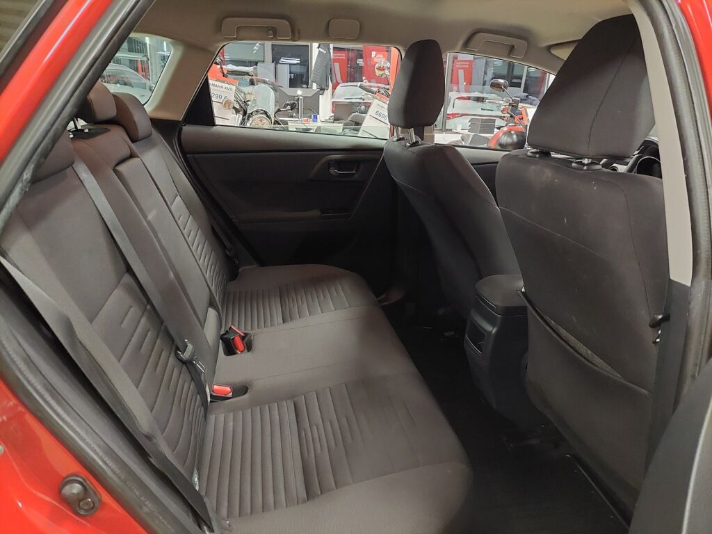 Toyota Auris 2016 Punainen