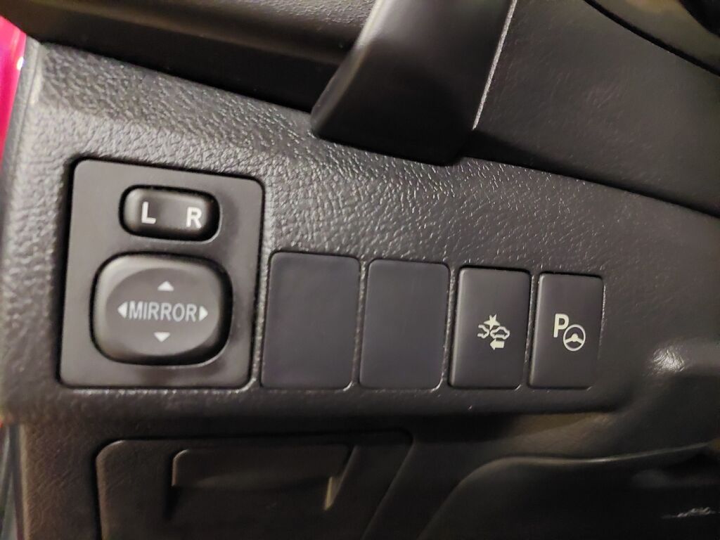 Toyota Auris 2016 Punainen