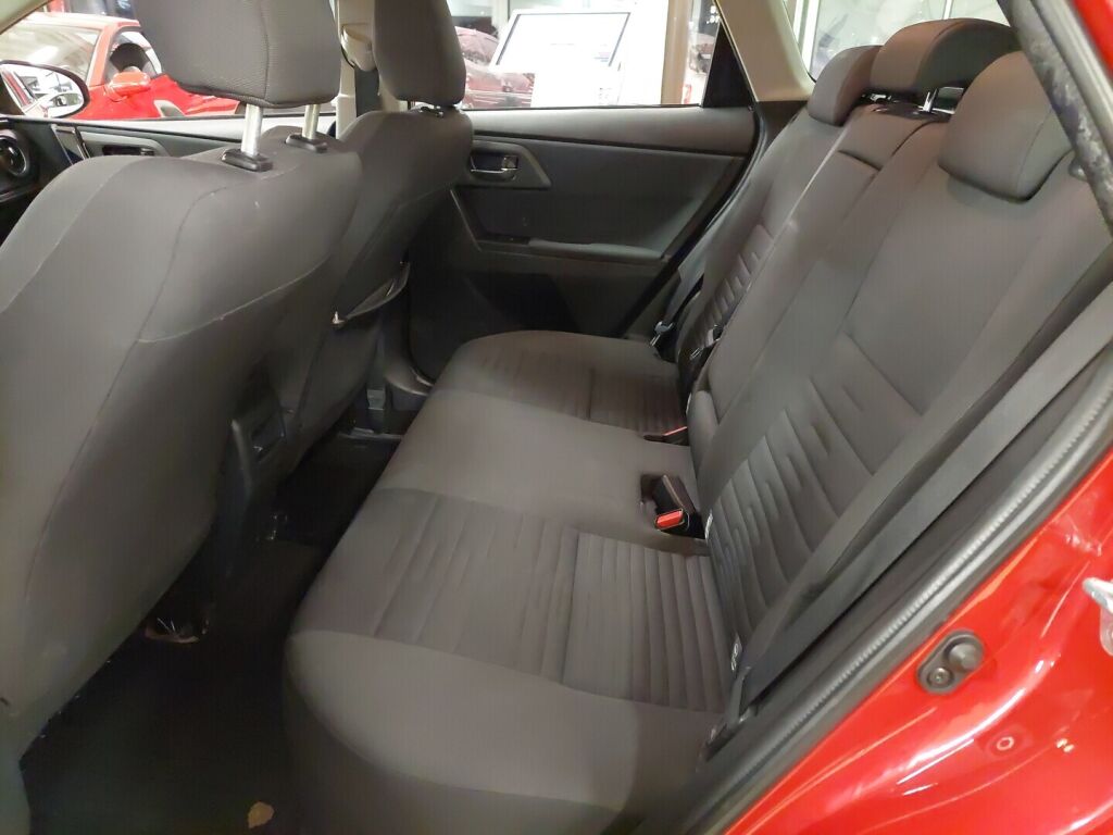 Toyota Auris 2016 Punainen