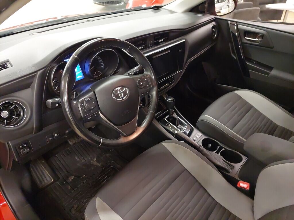 Toyota Auris 2016 Punainen