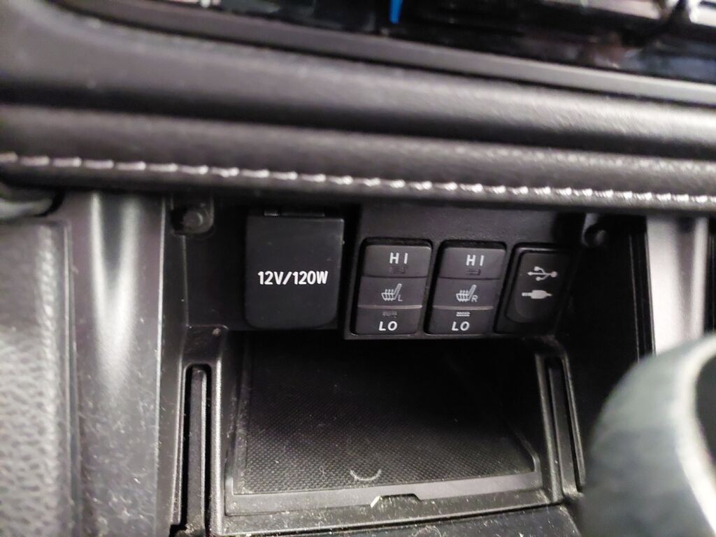 Toyota Auris 2016 Punainen