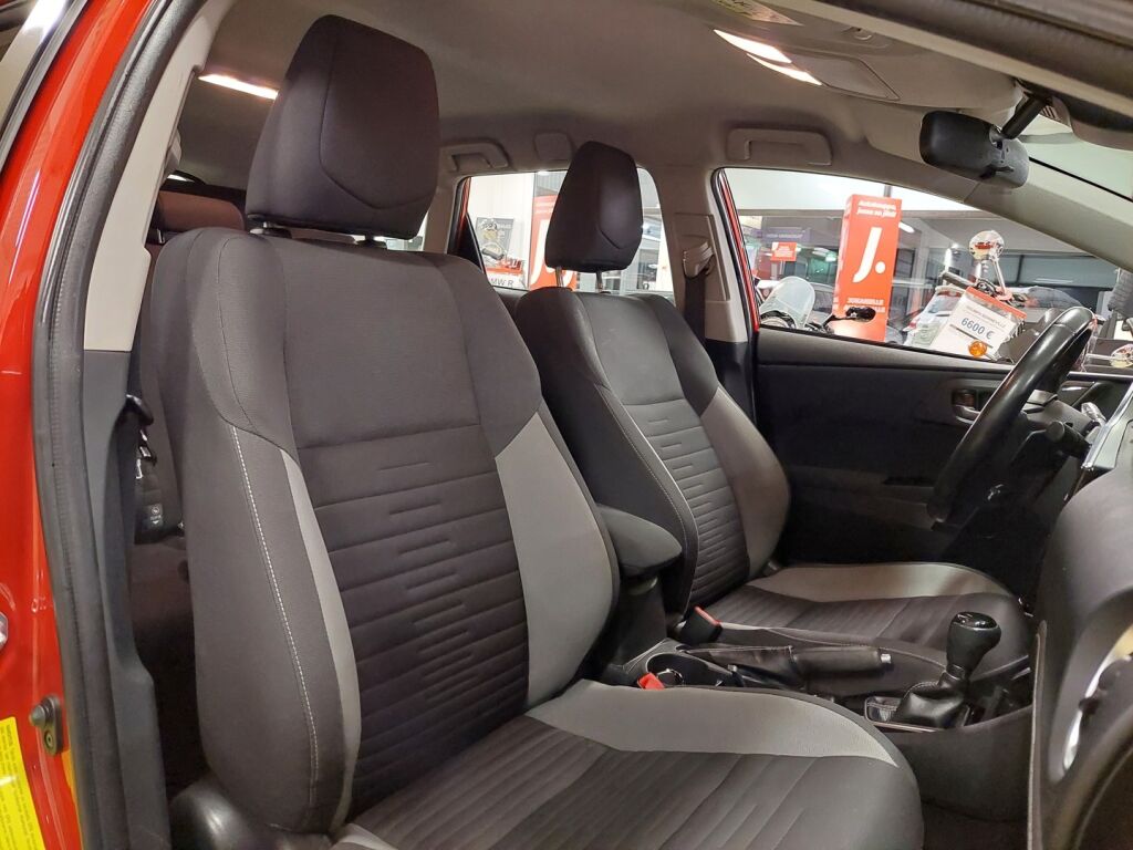 Toyota Auris 2016 Punainen