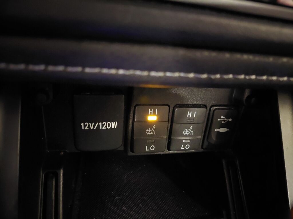 Toyota Auris 2016 Punainen