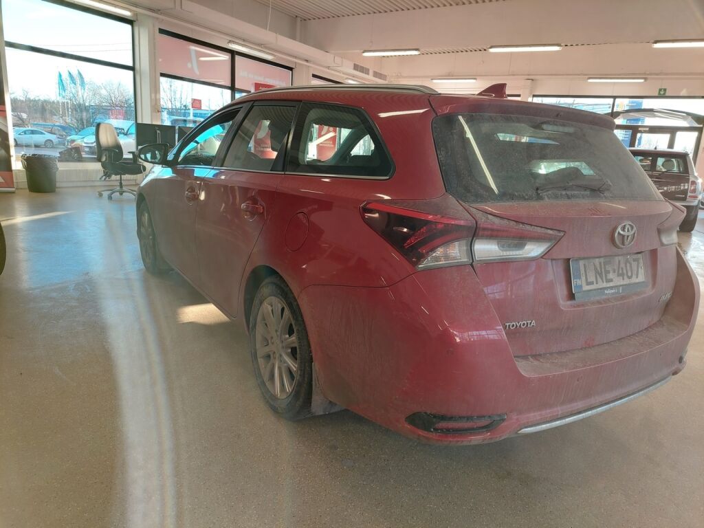 Toyota Auris 2016 Punainen