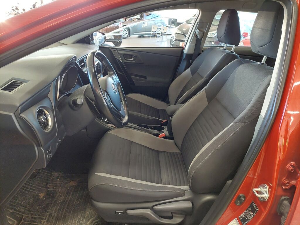 Toyota Auris 2016 Punainen