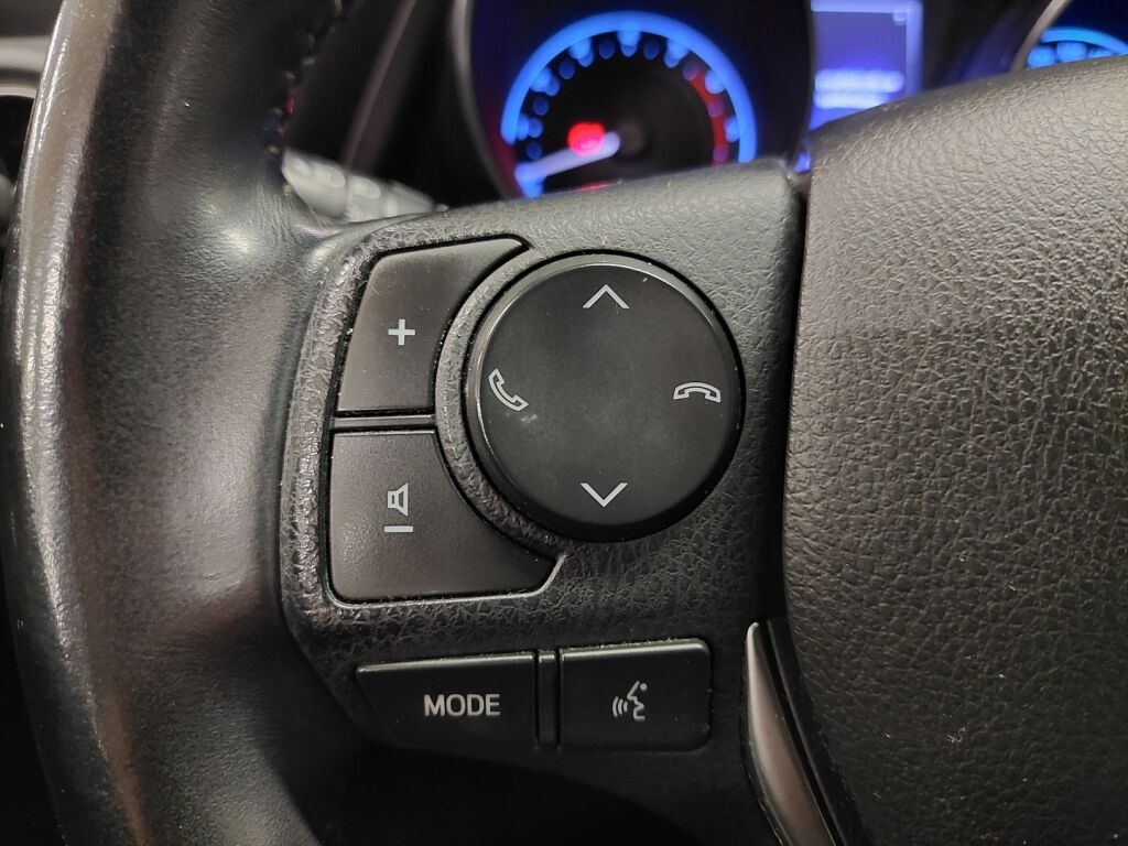 Toyota Auris 2016 Punainen