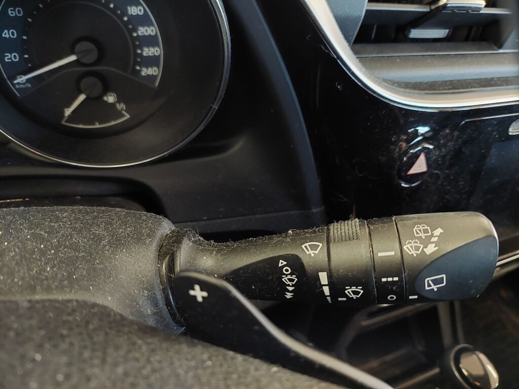 Toyota Auris 2016 Punainen