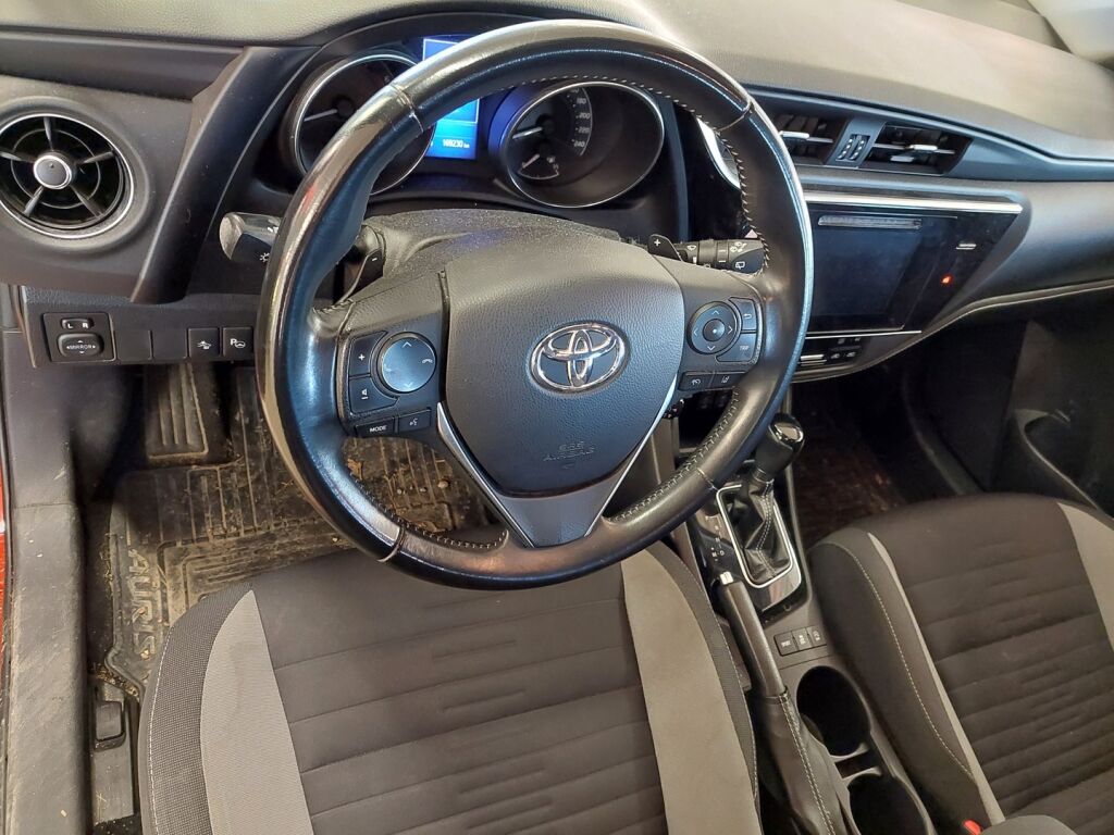 Toyota Auris 2016 Punainen