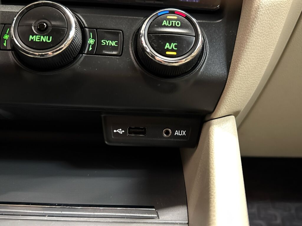 Skoda Octavia 2016 Musta