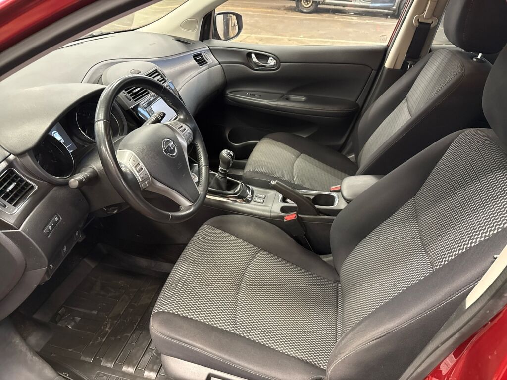 Nissan Pulsar 2016 Punainen