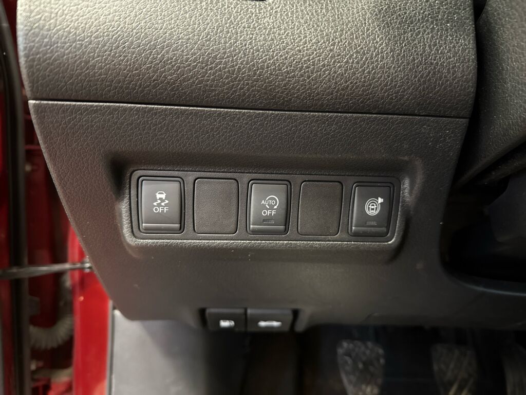 Nissan Pulsar 2016 Punainen